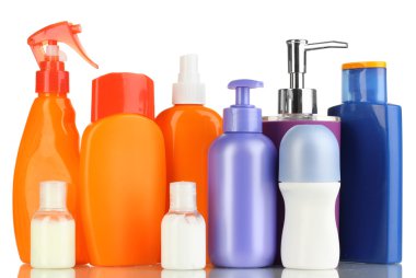 Kişisel bakım için bir sürü farklı kozmetik ürünü beyaza izole edilmiş.