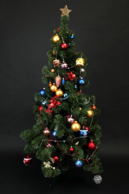 süslü Noel ağacı üzerine siyah izole