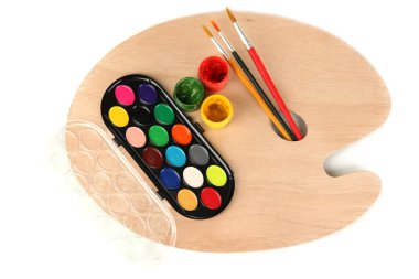 ahşap sanat palet resim ve üzerinde beyaz izole Boya fırçaları ile