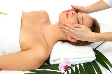 spa salonda masaj koltuğu alarak güzel bir kadın portresi