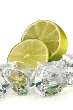 buz küpleri ile üzerine beyaz izole limon