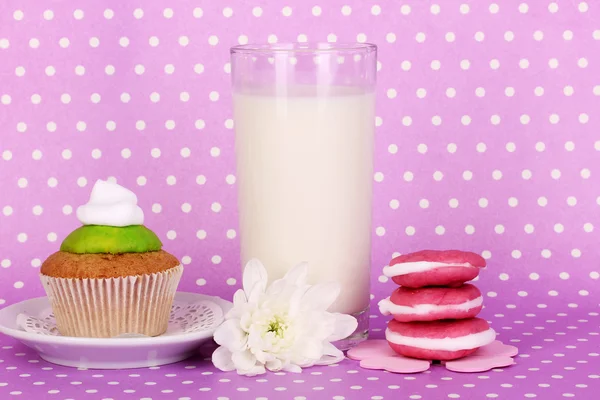 Copo de leite novo fresco com confeitaria em fundo de bolinhas roxas — Fotografia de Stock