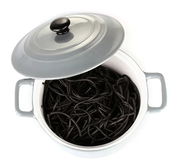 Schwarze Spaghetti in der Pfanne isoliert auf weiß — Stockfoto