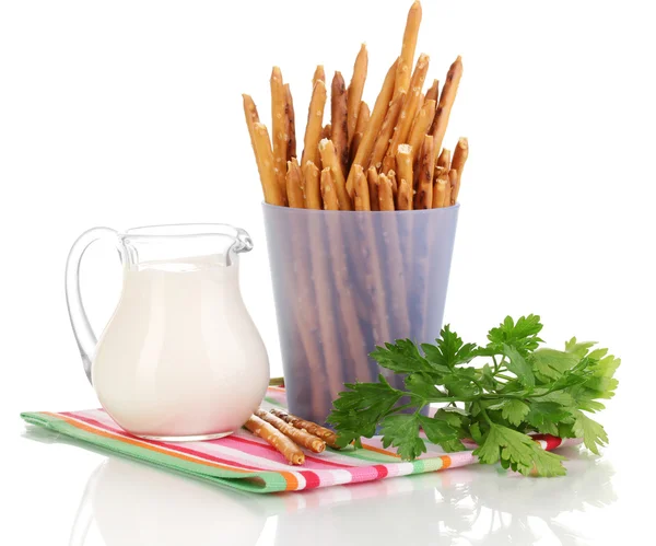 lezzetli kızarmış sopa üzerinde beyaz izole mor plastik kap içinde