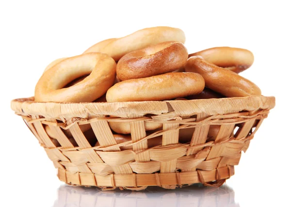 Leckere Bagels im Korb, isoliert auf weiß — Stockfoto