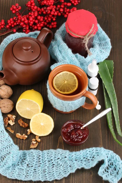 Té útil con mermelada para la inmunidad en primer plano de mesa de madera —  Fotos de Stock