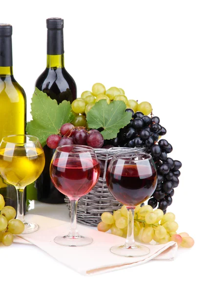 Flaschen und Gläser mit Wein und Trauben im Korb, isoliert auf weiß — Stockfoto