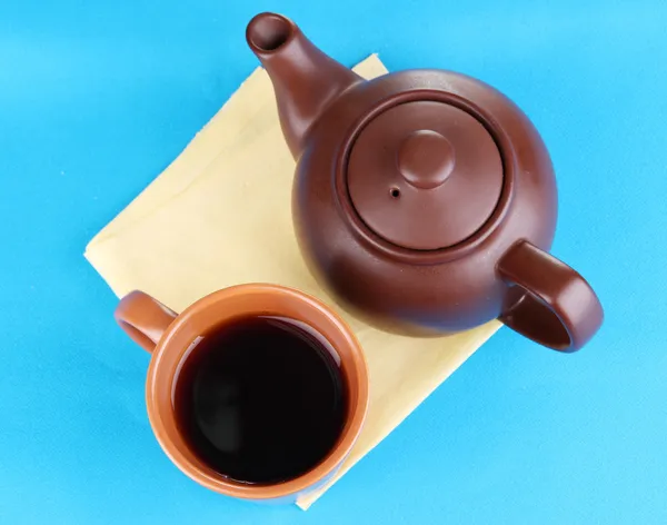 青のテーブル クロスで 1 杯紅茶/ティーポットのトップ ビュー — ストック写真