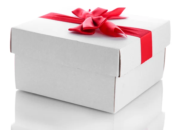 Confezione regalo con nastro rosso, isolato su bianco — Foto Stock