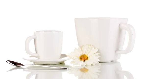 Filiżanki mocnej kawy i słodki krem na białym tle — Zdjęcie stockowe