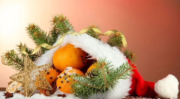 Composition de Noël avec oranges et sapin dans le chapeau du Père Noël — Photo