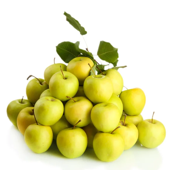 Manzanas jugosas con hojas verdes, aisladas en blanco —  Fotos de Stock