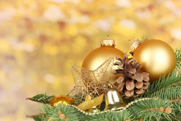 Kerstdecoratie op gele achtergrond — Stockfoto