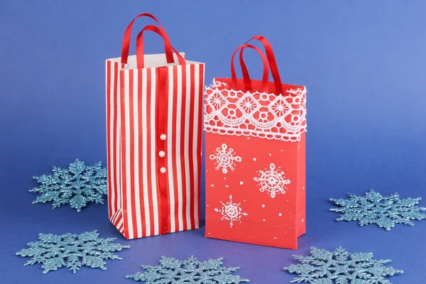圣诞节纸袋礼品在蓝色背景 — 图库照片