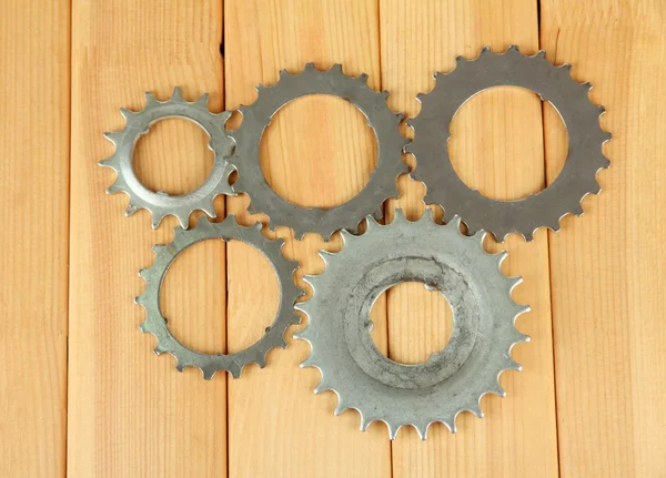 ahşap zemin üzerinde metal cogwheels