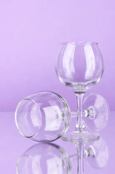 Dos copas de vino vacías sobre fondo de color — Foto de Stock