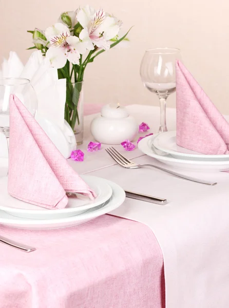 Ambiente de mesa elegante no restaurante — Fotografia de Stock