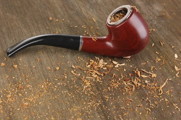 Smoking pipe and tobacco on wooden table close-up — Stock Photo, Image