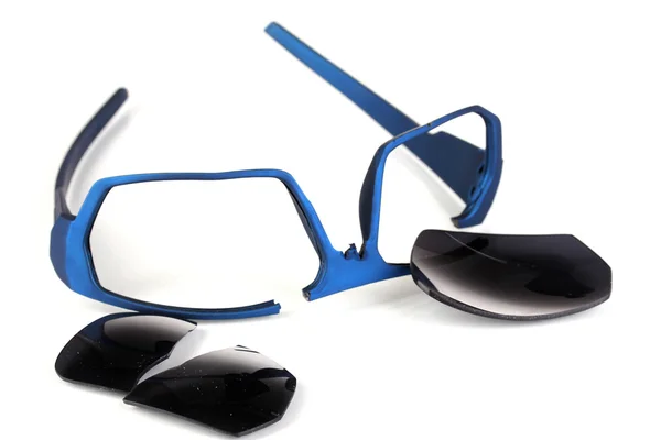 Rozbité brýle izolovaných na bílém — Stock fotografie