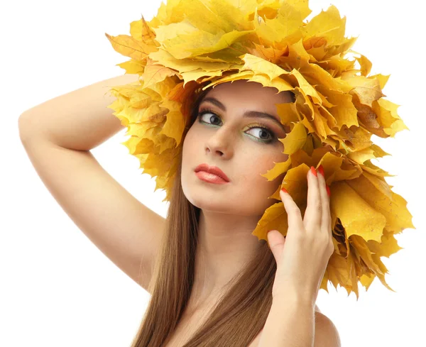 Όμορφη νεαρή γυναίκα με το κίτρινο στεφάνι φθινόπωρο, που απομονώνονται σε λευκό — Φωτογραφία Αρχείου