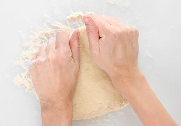 Przygotowanie ciasto do pizzy na białym tle — Zdjęcie stockowe