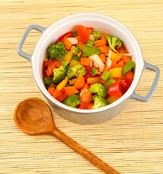 Gemüseeintopf im grauen Topf auf Bambusmatte Hintergrund — Stockfoto