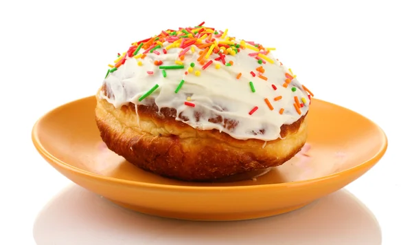 Вкусный пончик на цветовой пластине изолирован на белом — стоковое фото