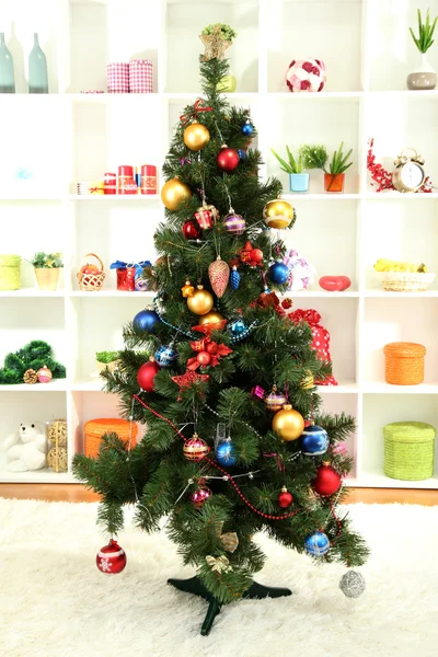 Διακοσμημένο χριστουγεννιάτικο δέντρο στο σπίτι εσωτερικό υπόβαθρο — Φωτογραφία Αρχείου
