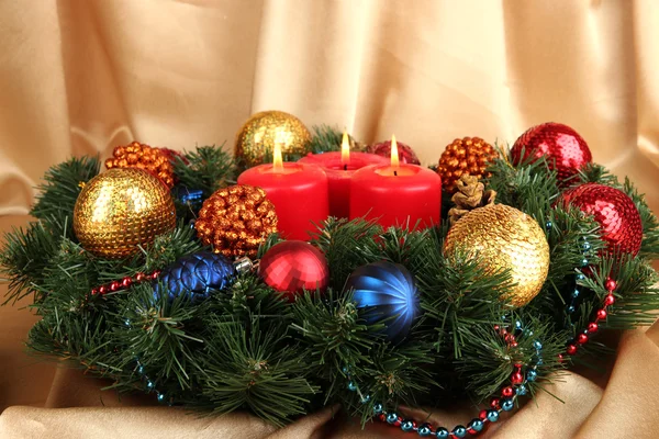 Krásný vánoční věnec na pozadí zlatých tkaniny — Stock fotografie