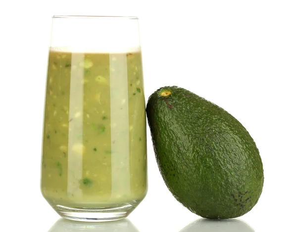 Полезный свежий авокадо, изолированный на белом — стоковое фото