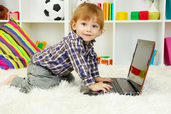 Söt liten pojke och anteckningsbok i rummet — Stockfoto