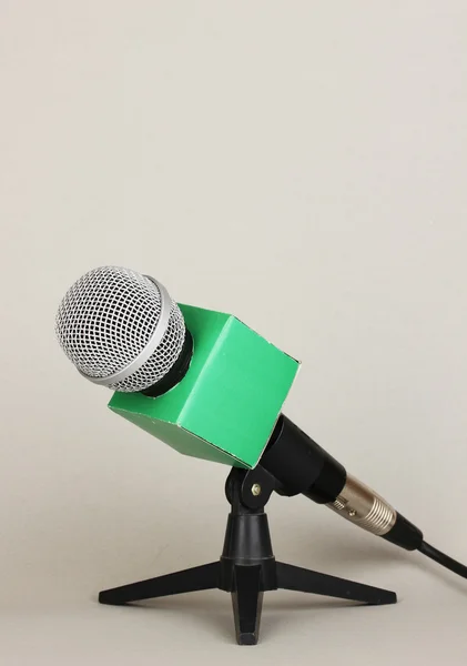 Micrófono en soporte sobre fondo gris — Foto de Stock