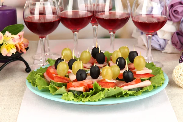 Canapes and wine in restaurant — Stock Photo, Image