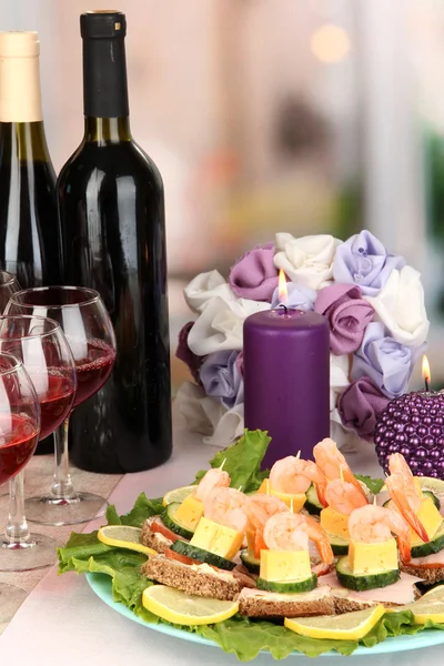 Canapes and wine in restaurant — Stock Photo, Image