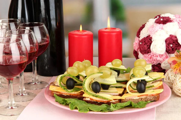 Canapés e vinho no restaurante — Fotografia de Stock