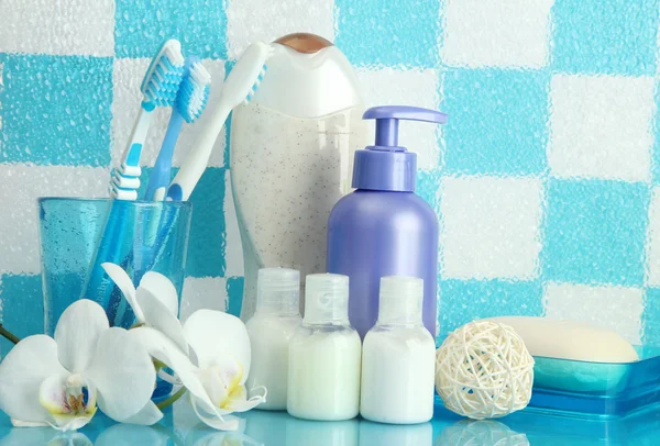 Accesorios de baño en el estante en el baño sobre fondo de pared de azulejo azul — Foto de Stock