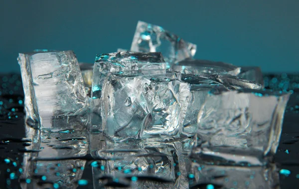 Кубики льоду на темно-синьому фоні — стокове фото