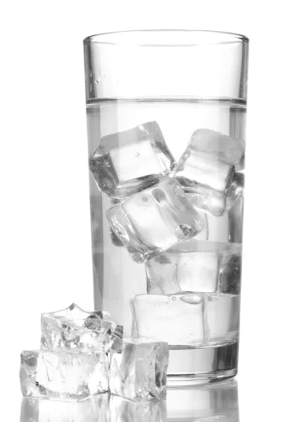 Cubes de glace en verre isolé sur blanc — Photo