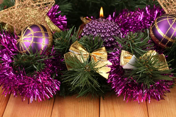Mumlar ve ahşap zemin üzerinde mor ve altın renkli süslemeleri Noel kompozisyonu — Stok fotoğraf