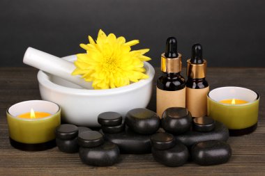 Spa ayarı gri arka plan üzerinde ahşap tablo