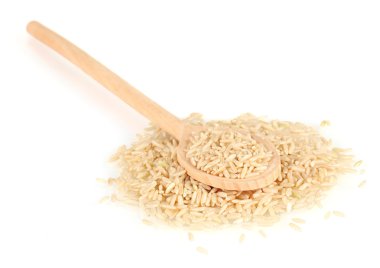 Tahta kaşıkta pirinç beyaz arka planda izole edilmiş.