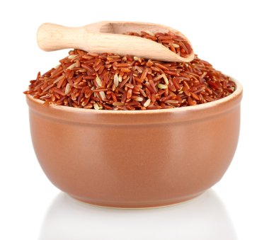 Kırmızı üzerine beyaz izole kahverengi platewith bir tahta kaşık pirinç