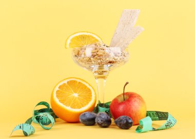 Vazoda Sarı zemin üzerine meyveli tatlılar için akciğerler müsli