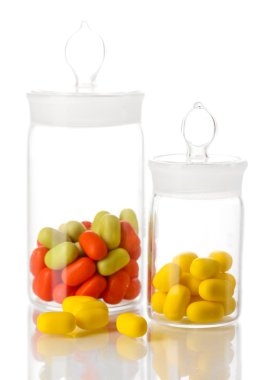 üzerinde beyaz izole pills şeffaf şişe