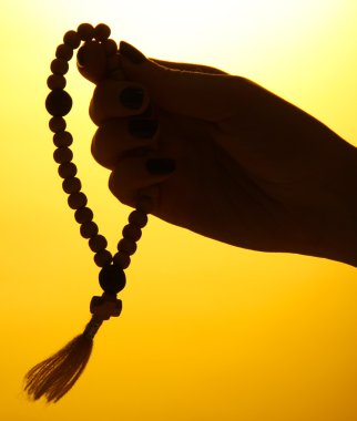 eller ile tesbih, Sarı zemin üzerine