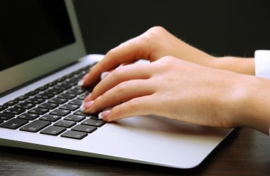 laptot üzerinde yazma eller yakın çekim