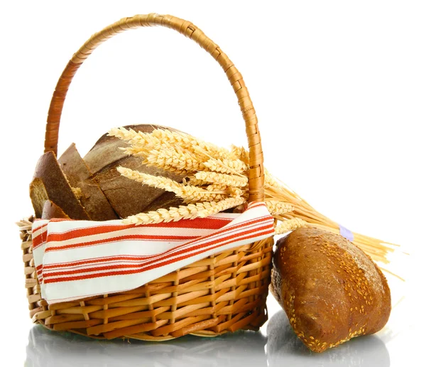 用耳朵在篮子里，在白色孤立的美味黑麦面包。 — 图库照片