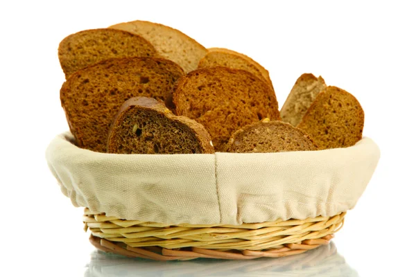 Pain de seigle tranché savoureux dans le panier, isolé sur blanc — Photo