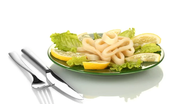 Ensalada de aros de calamar, limón y lechuga en el plato aislado en blanco —  Fotos de Stock
