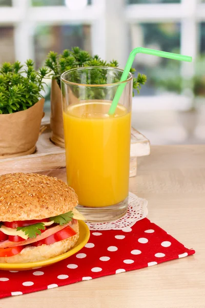 Aptitretande sandwich på färgplåt på träbord på fönsterbakgrund — Stockfoto